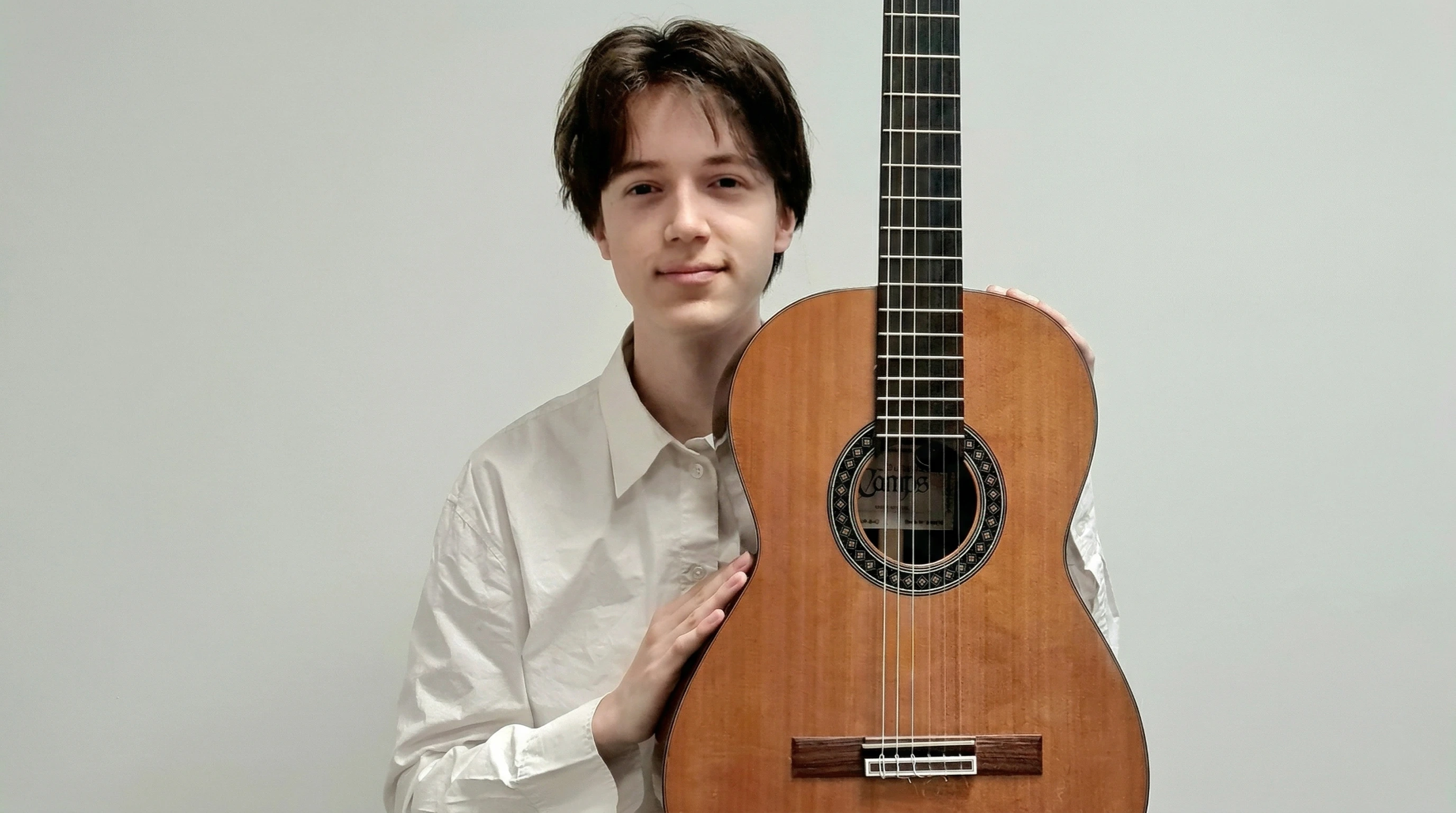 Virgile Thoul posant avec sa guitare classique